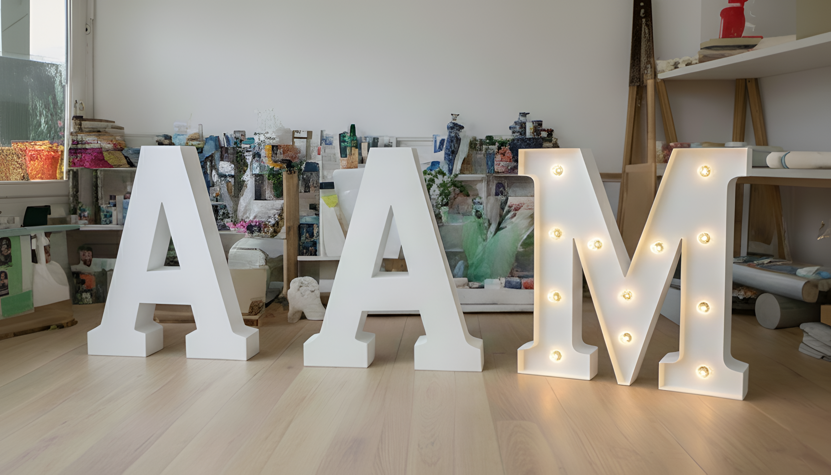 Letras XXL personalizadas mostrando la diferencia de altura y grosor en corcho de alta densidad para bodas y fiestas.