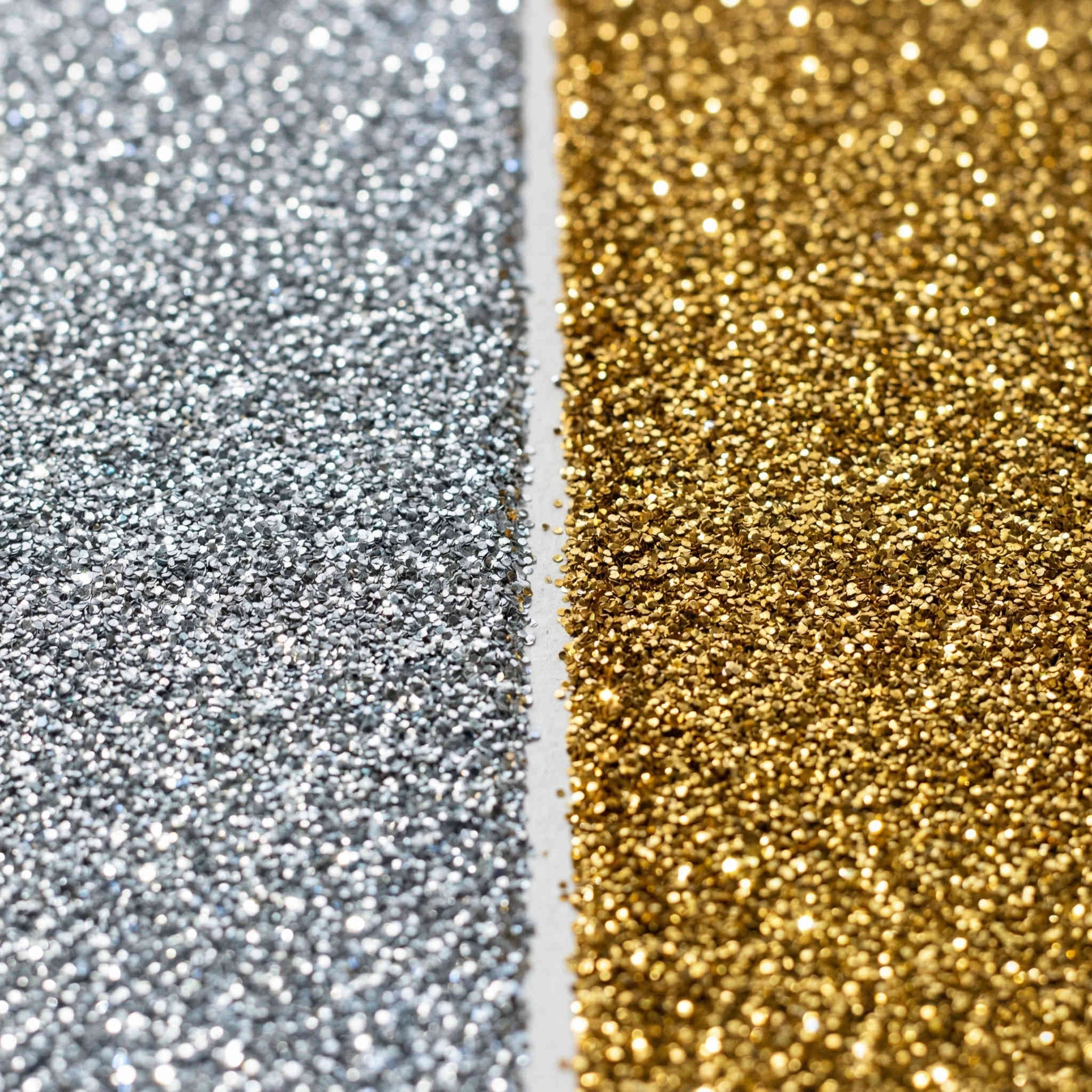 Detalle de textura de purpurina densa y brillante aplicada sobre letras de corcho, reflejando la luz con acabado profesional.