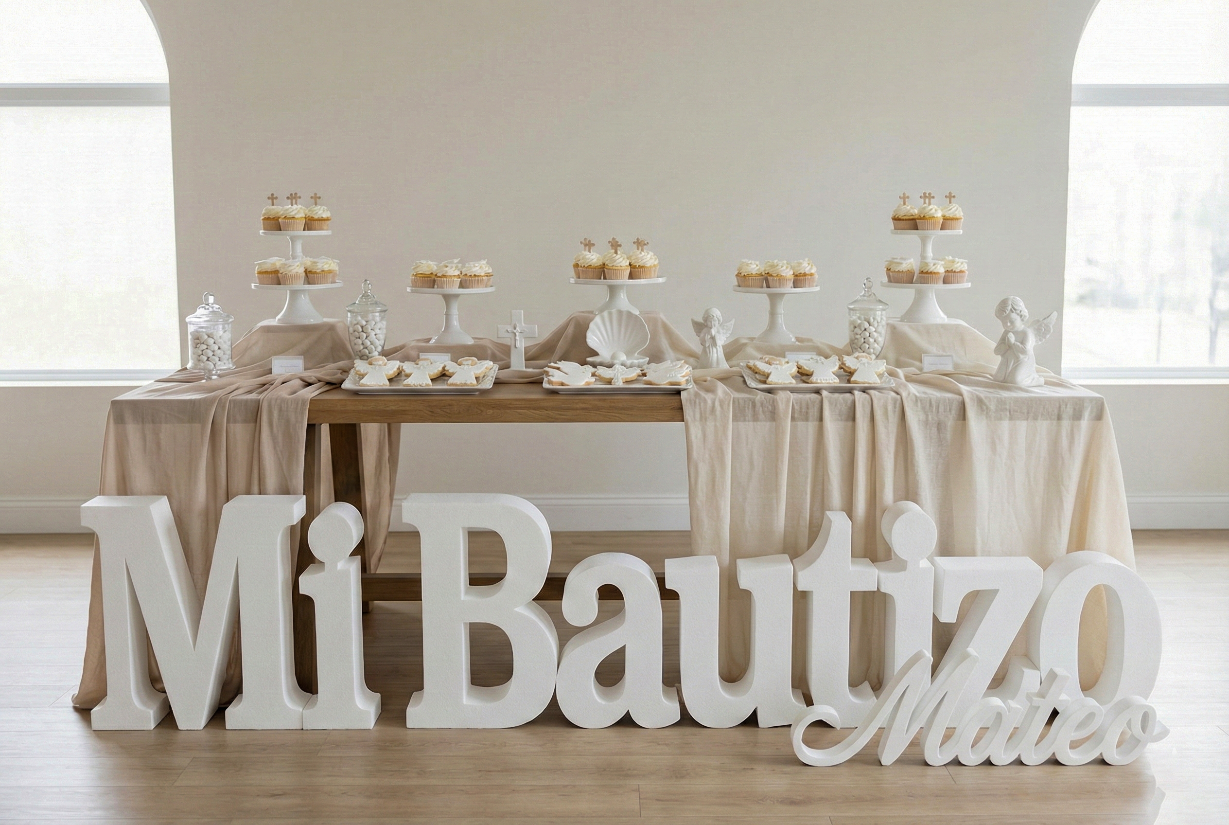 Nombres y figuras de corcho blanco para el candy bar del bautizo.