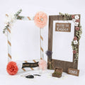 Escenario de photocall para bodas compuesto por letras gigantes de corcho con nombres de novios y decorado con marco floral.