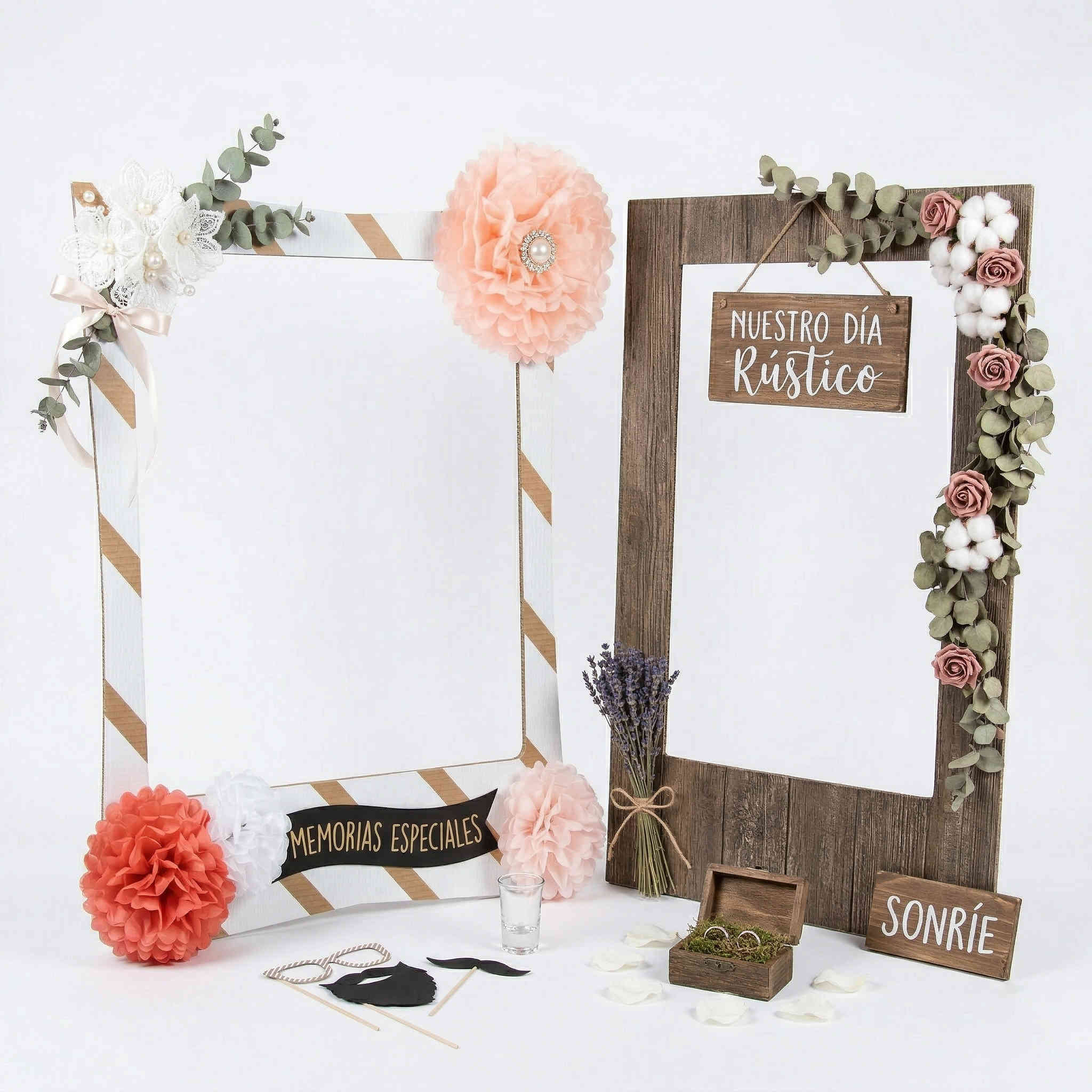 Escenario de photocall para bodas compuesto por letras gigantes de corcho con nombres de novios y decorado con marco floral.